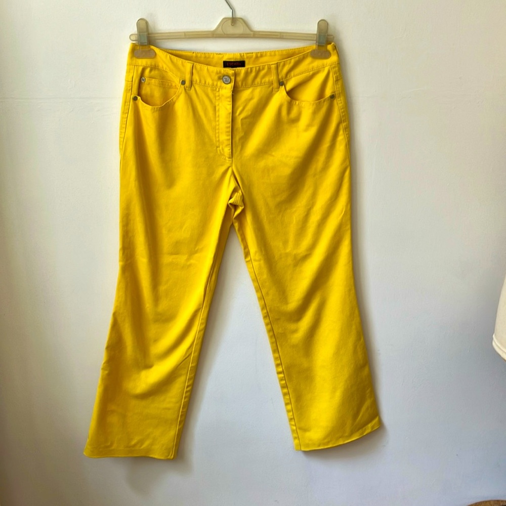 Escada size 40 yellow cropped jeans